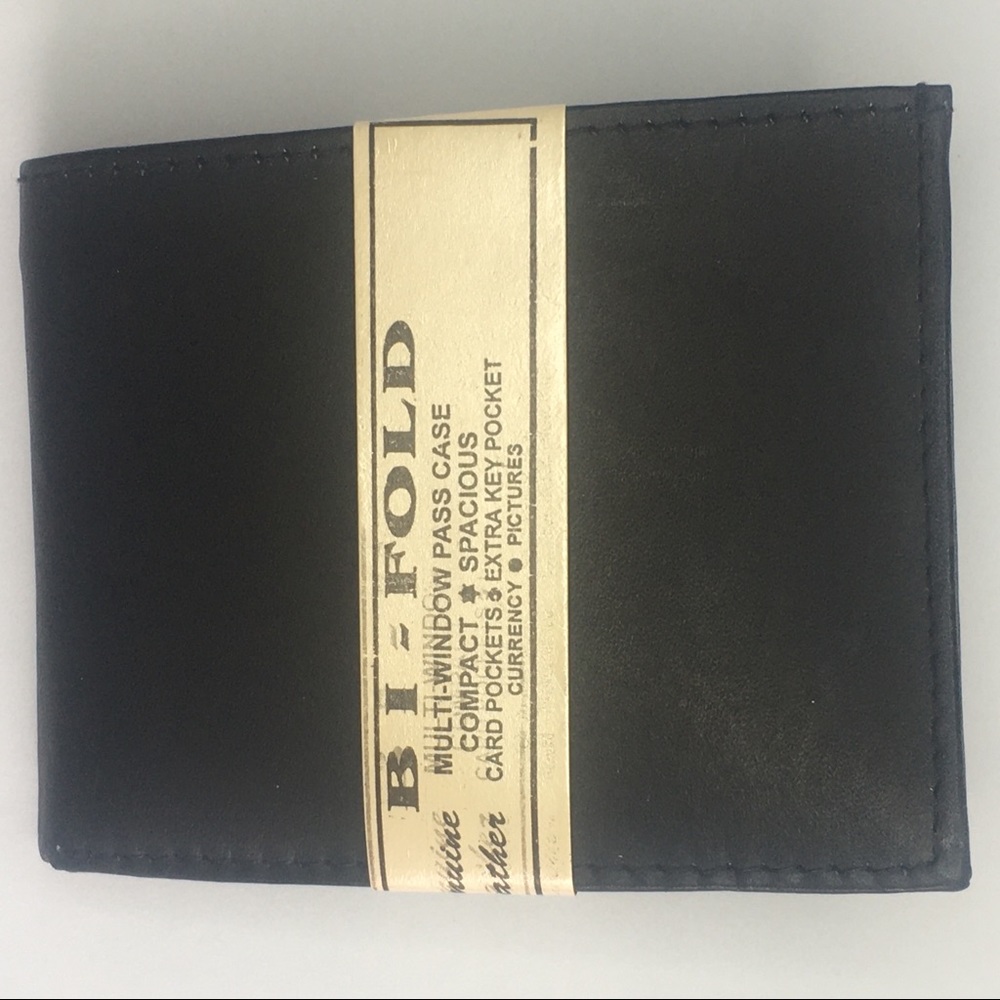 NWT. Men’s Leather Bifold Wallet